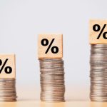 Teciomar Ábila explica como os juros compostos transformam o tempo em aliado para multiplicar seu dinheiro.