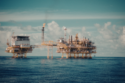 Paulo Roberto Gomes Fernandes analisa como a posse de Graça Foster na Petrobras em 2012 representou continuidade estratégica, rigor técnico e impactos relevantes na cadeia de obras do setor energético.