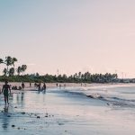 Visitantes aproveitam um dia ensolarado em uma praia de João Pessoa, na Paraíba.