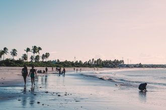 Visitantes aproveitam um dia ensolarado em uma praia de João Pessoa, na Paraíba.