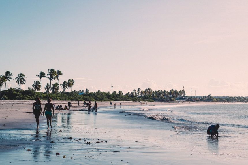 Visitantes aproveitam um dia ensolarado em uma praia de João Pessoa, na Paraíba.