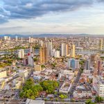 Vista panorâmica aérea da área central de João Pessoa, com edifícios e expansão urbana durante o dia