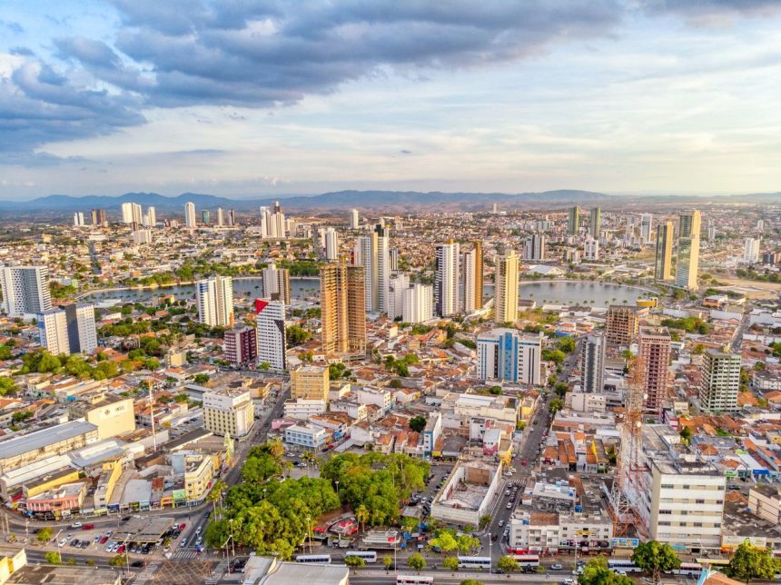 Vista panorâmica aérea da área central de João Pessoa, com edifícios e expansão urbana durante o dia